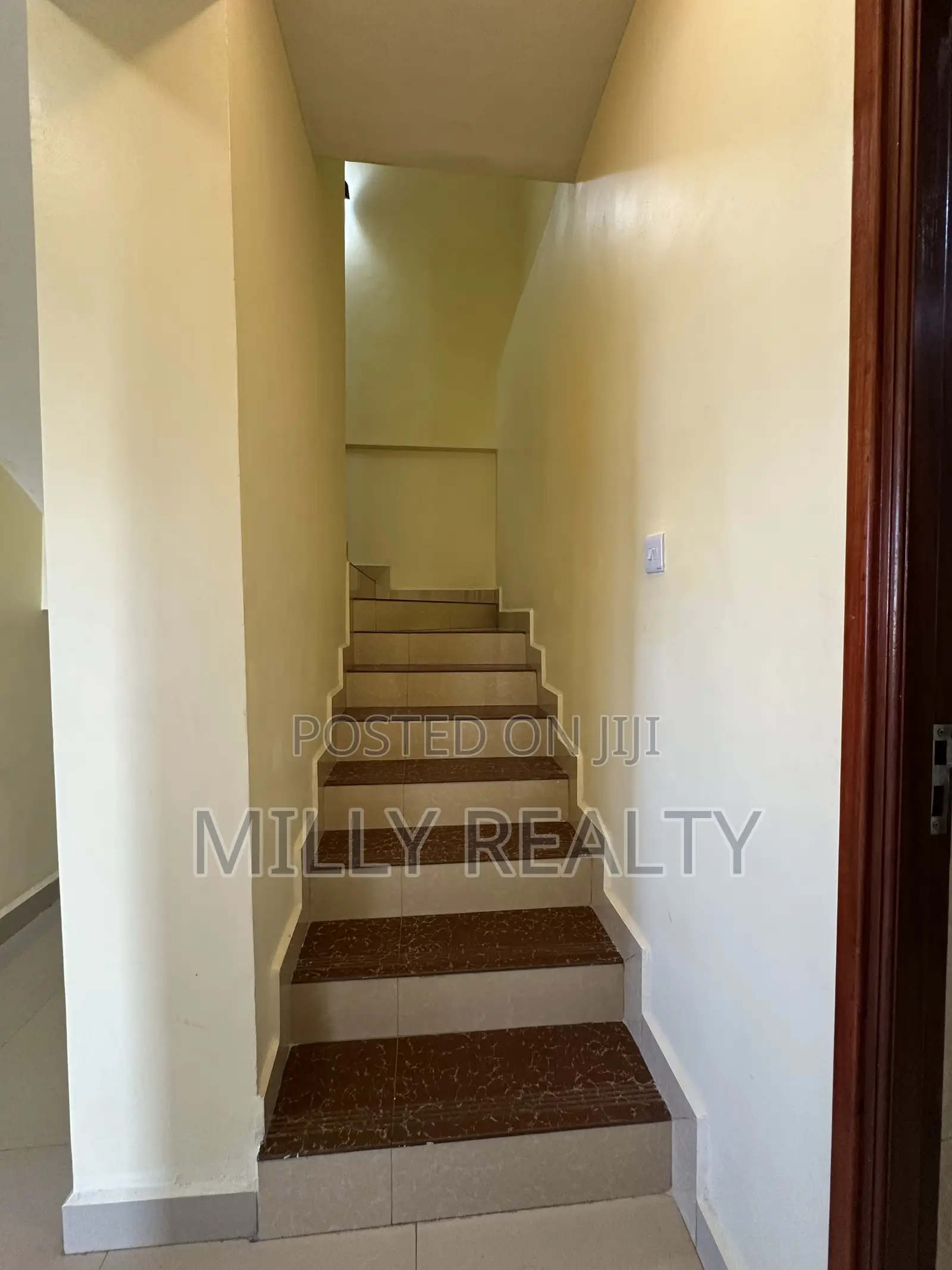 4bdrm Duplex in Apartment Upanga for sale