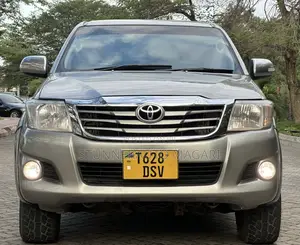 Toyota Hilux 2015 Gray