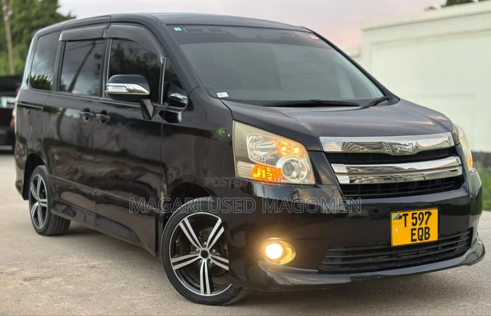 Toyota Noah 2.0 143hp AWD (7 Seater) 2008 Black