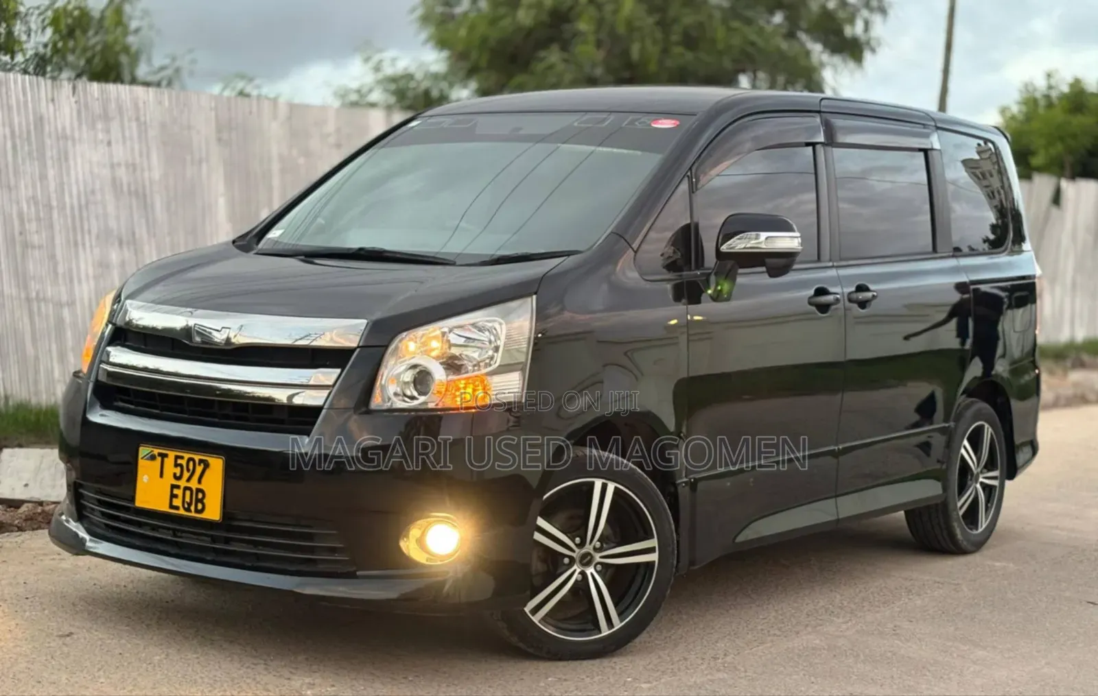 Toyota Noah 2.0 143hp AWD (7 Seater) 2008 Black