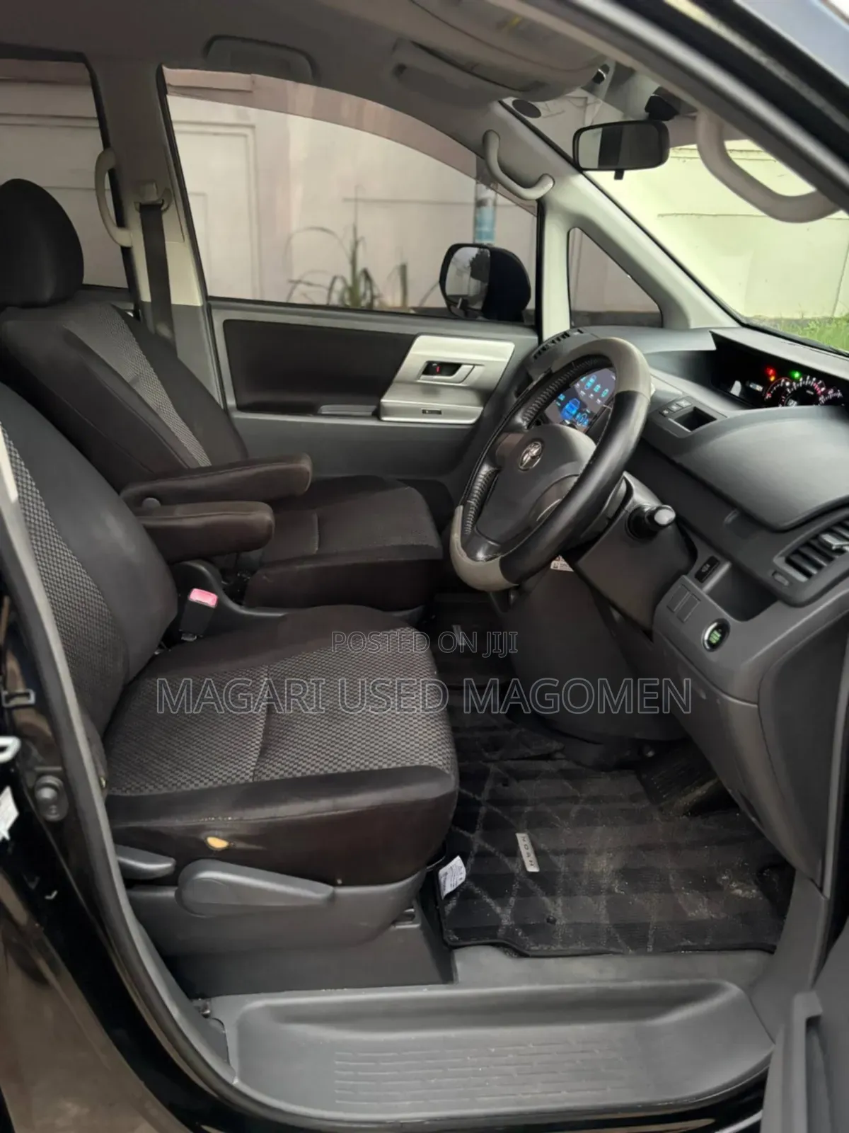 Toyota Noah 2.0 143hp AWD (7 Seater) 2008 Black