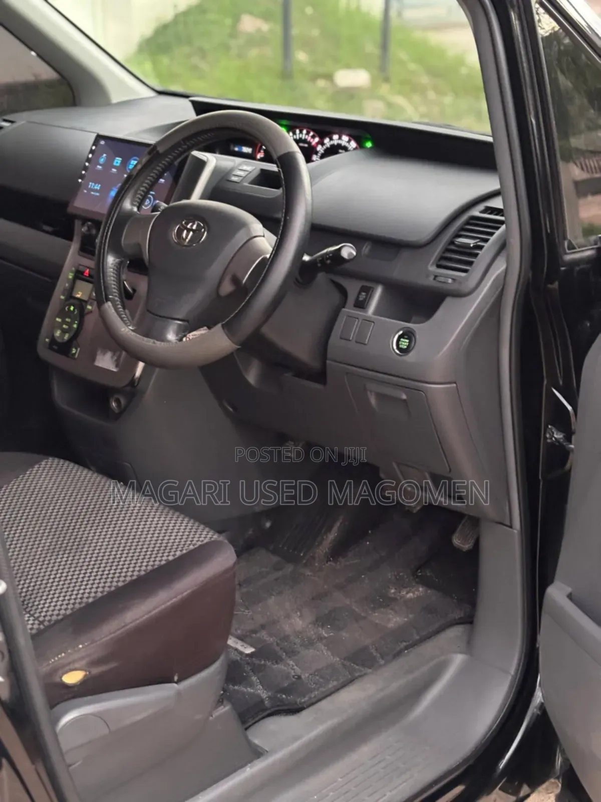 Toyota Noah 2.0 143hp AWD (7 Seater) 2008 Black