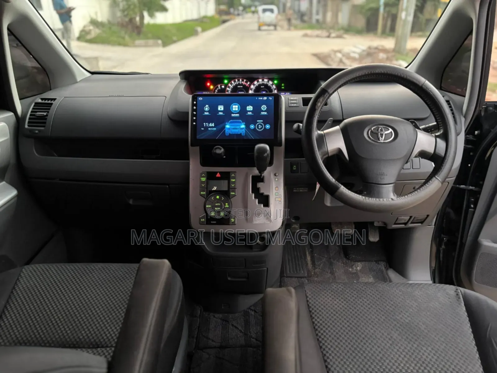 Toyota Noah 2.0 143hp AWD (7 Seater) 2008 Black