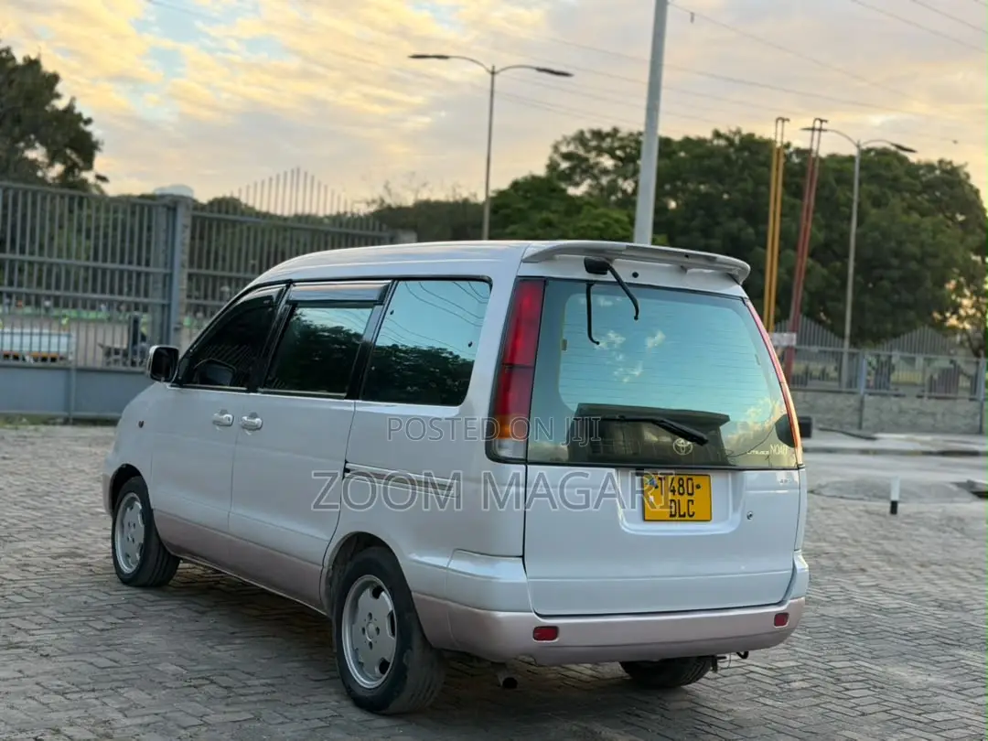 Toyota Noah 2002 Pearl