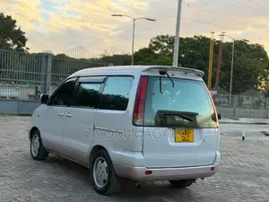 Toyota Noah 2002 Pearl