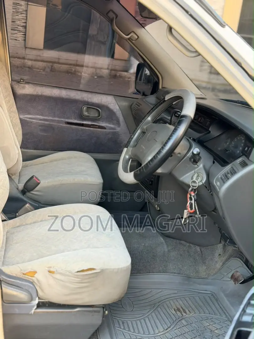 Toyota Noah 2002 Pearl