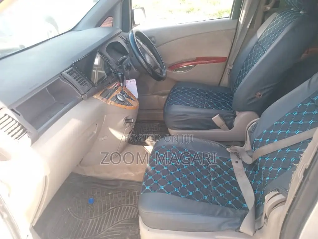 Toyota ISIS 2005 Silver