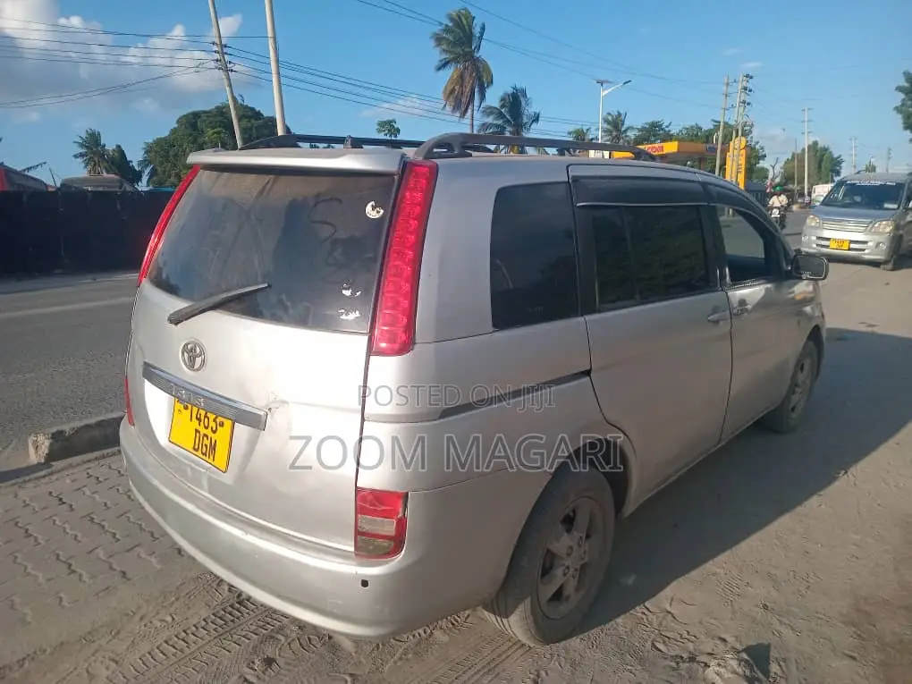 Toyota ISIS 2005 Silver