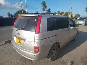Toyota ISIS 2005 Silver