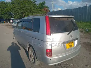 Toyota ISIS 2005 Silver