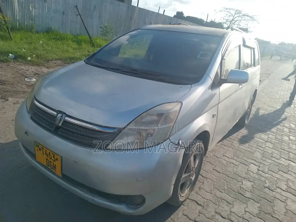 Toyota ISIS 2005 Silver