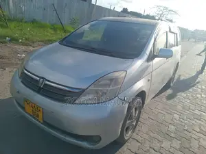 Toyota ISIS 2005 Silver