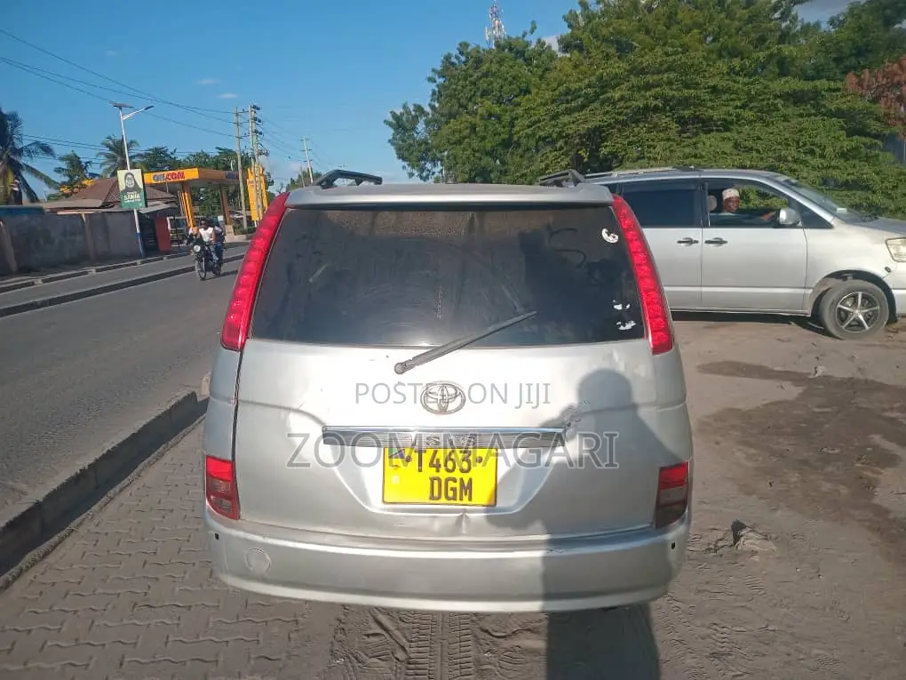 Toyota ISIS 2005 Silver