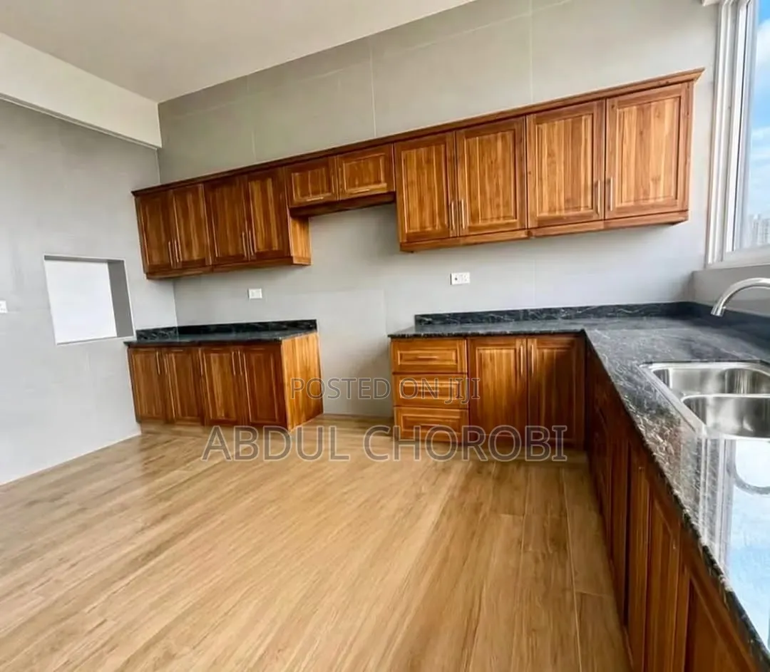 5bdrm Penthouse in Upanga East for sale