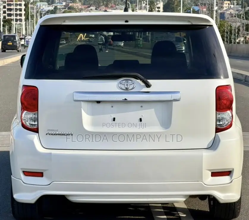 Toyota Corolla Rumion 2009 White