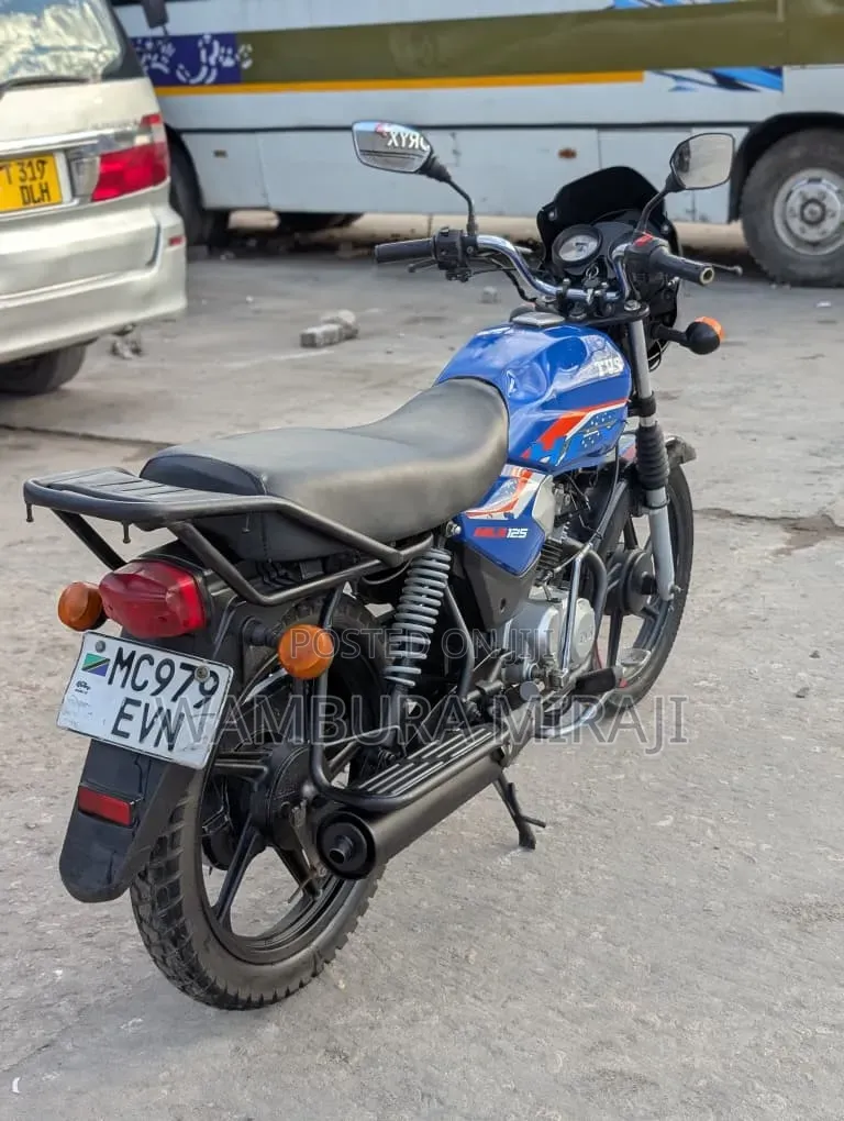New TVS HLX 125 2025 Blue