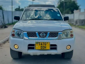 Nissan Hardbody 2005 White