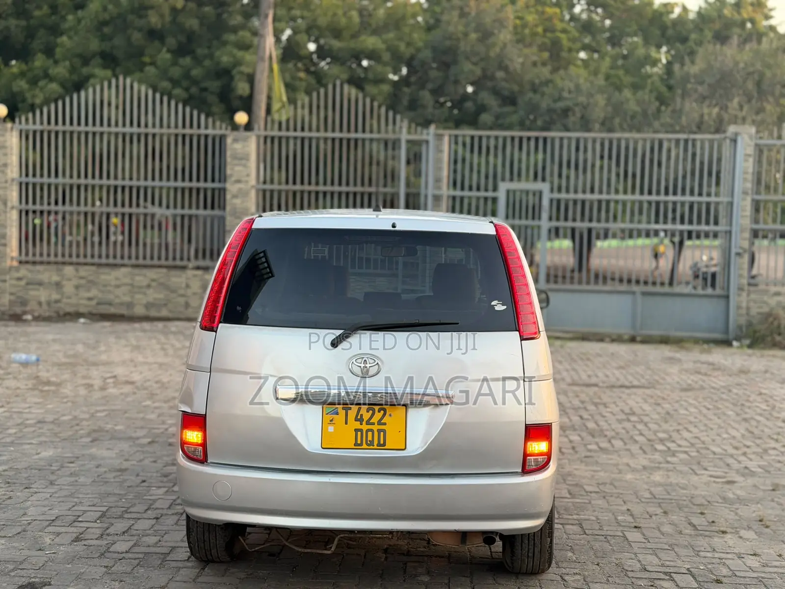 Toyota ISIS 2006 Silver
