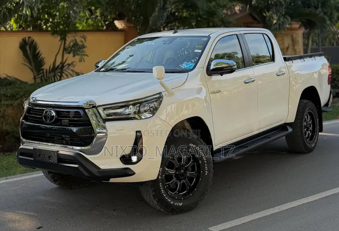 Toyota Hilux 2021 White