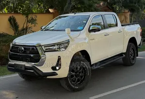 Toyota Hilux 2021 White
