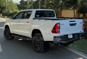 Toyota Hilux 2021 White