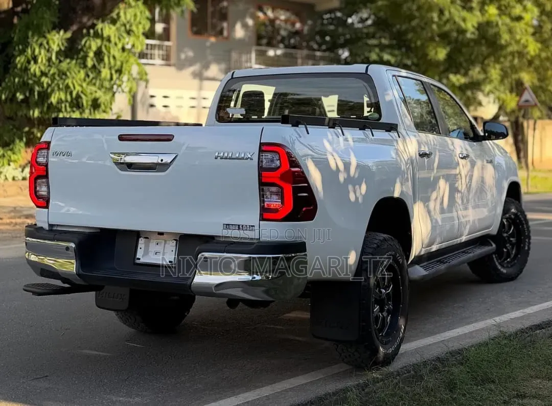 Toyota Hilux 2021 White