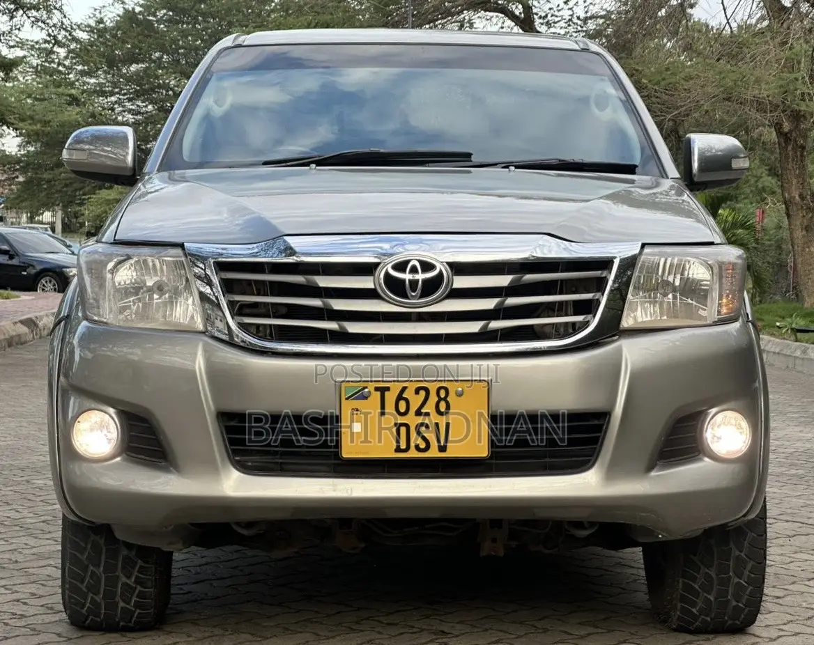Toyota Hilux 2015 Gray