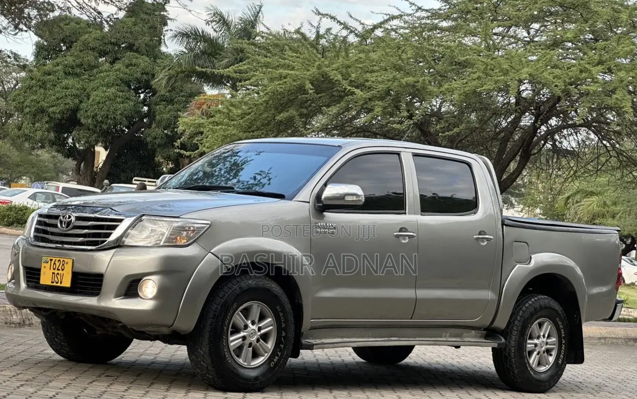 Toyota Hilux 2015 Gray