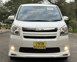 Toyota Noah 2.0 143hp FWD (8 Seater) 2009 White