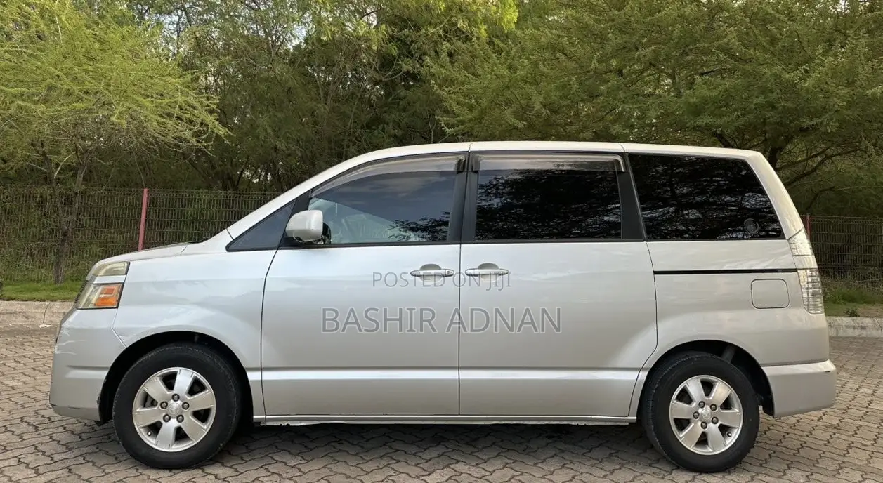 Toyota Voxy 2006 Silver