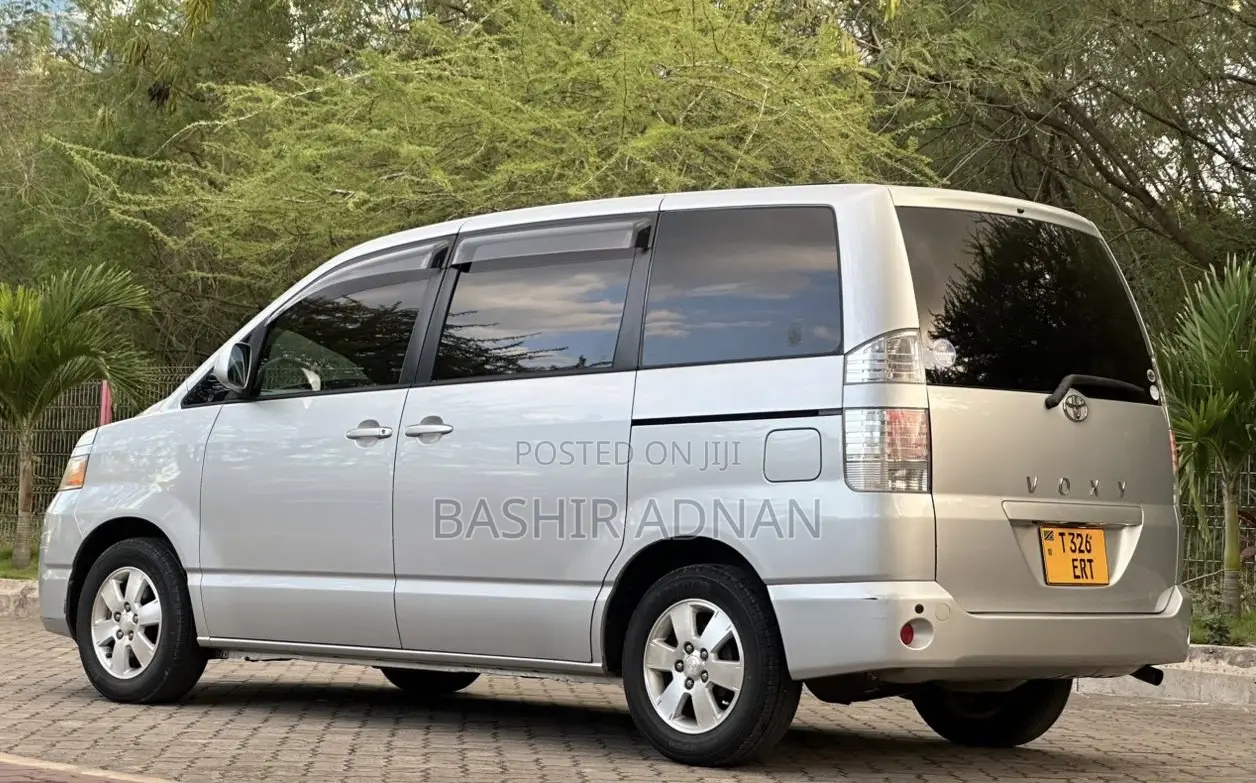 Toyota Voxy 2006 Silver