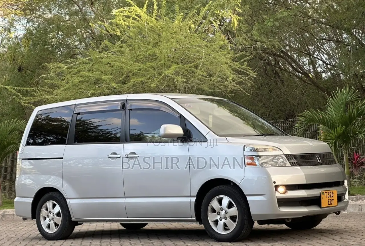 Toyota Voxy 2006 Silver