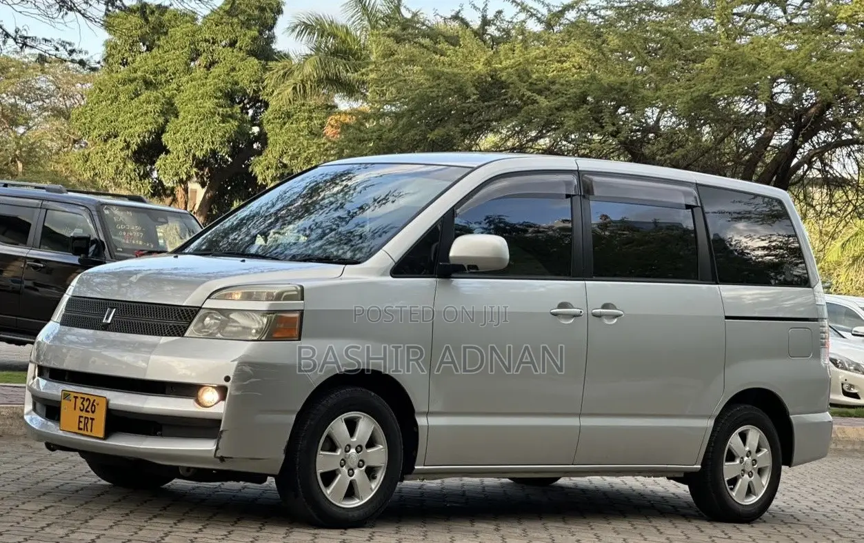 Toyota Voxy 2006 Silver