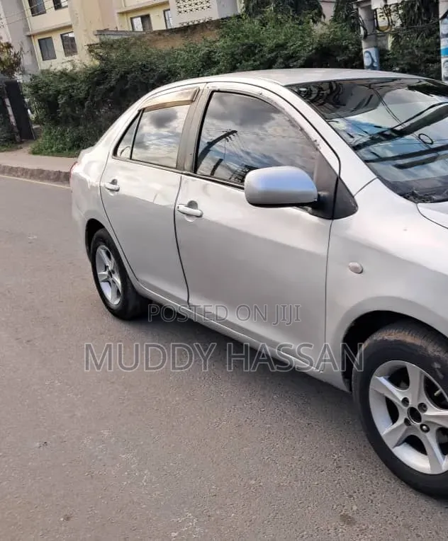 Toyota Belta 2004 Silver