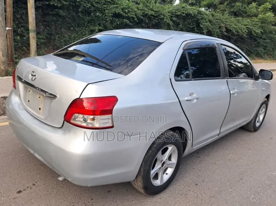 Toyota Belta 2004 Silver