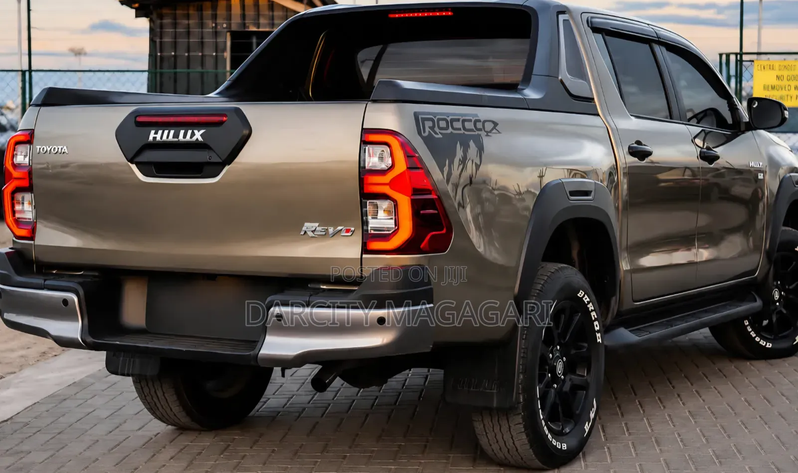 Toyota Hilux 2023 Gray