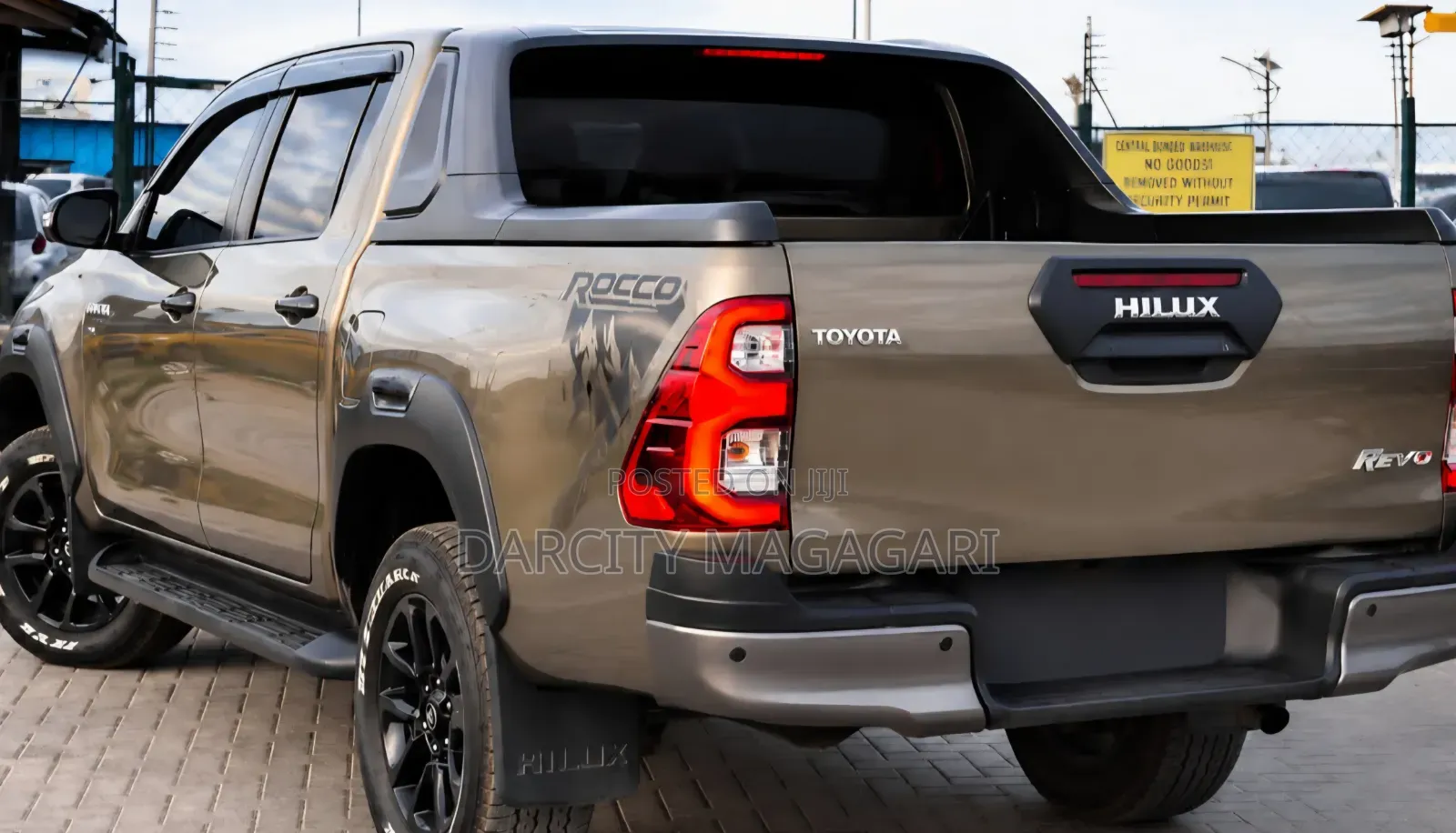 Toyota Hilux 2023 Gray