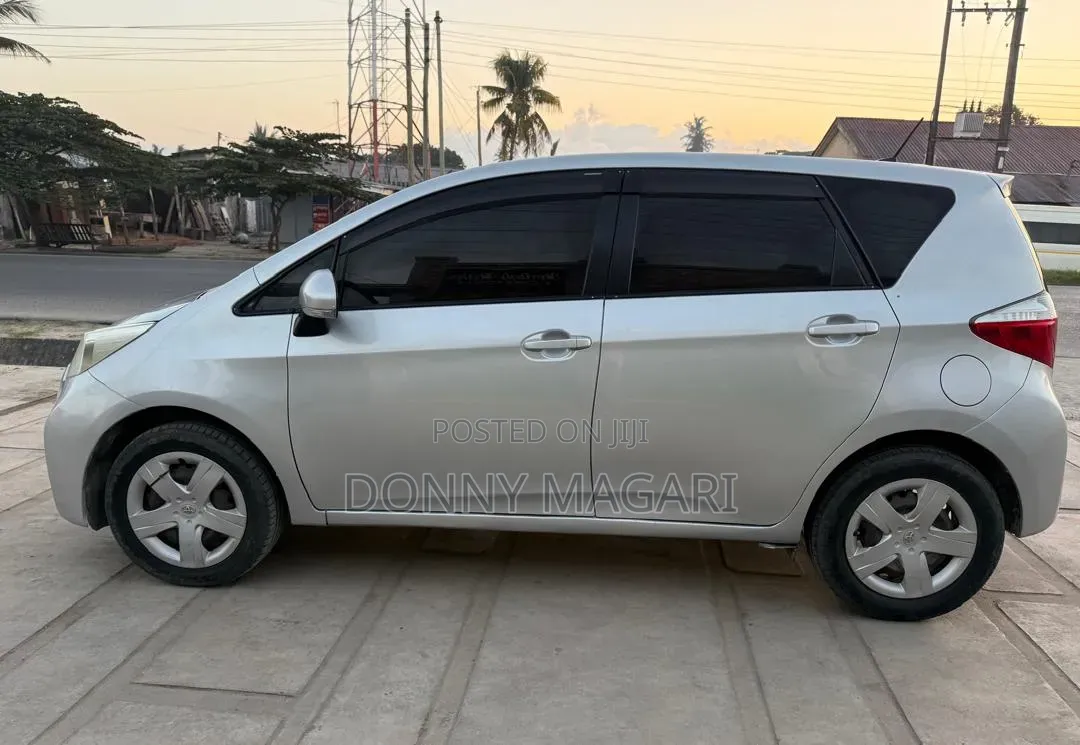 Toyota Ractis 2012 Silver