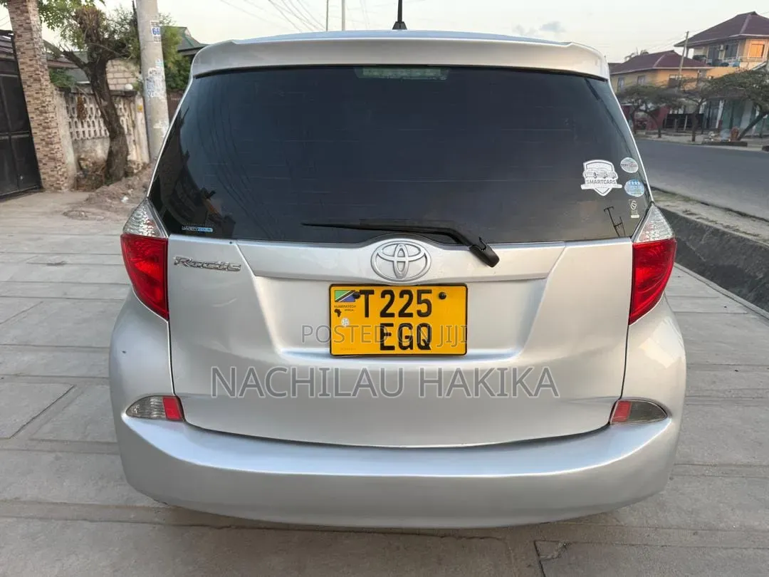 Toyota Ractis 2012 Silver