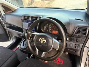Toyota Ractis 2012 Silver