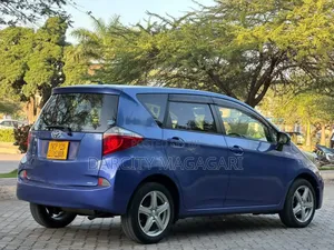 Toyota Ractis 2010 Blue