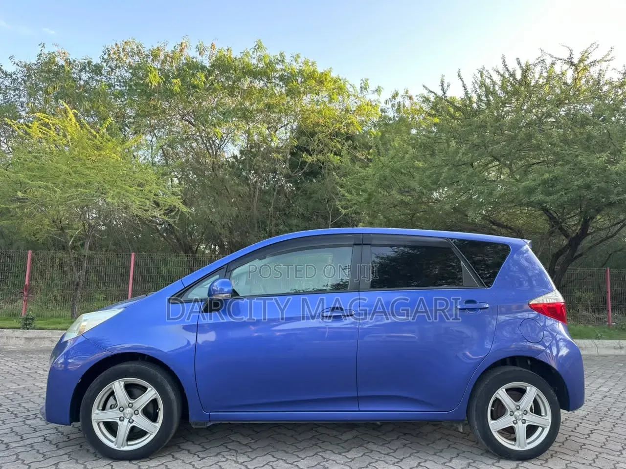 Toyota Ractis 2010 Blue