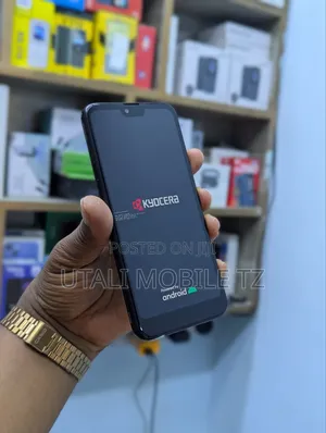 Kyocera Basio 3 KYV43 32 GB Black