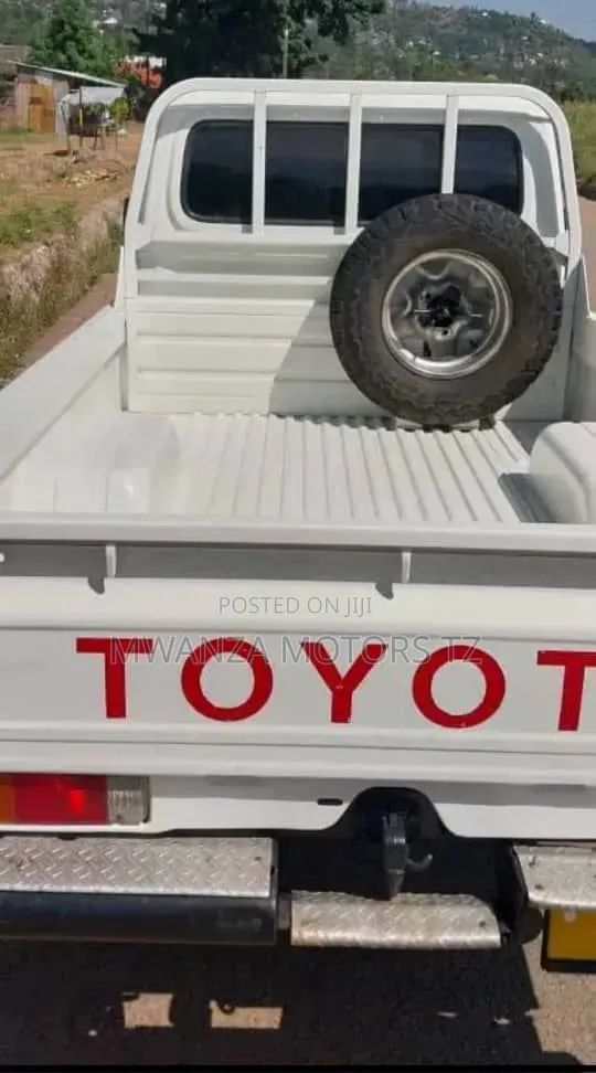 Toyota Land Cruiser 2008 White