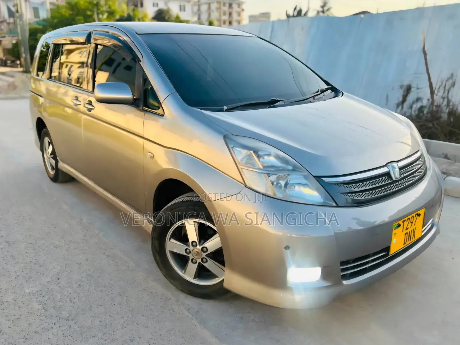 Toyota ISIS 2005