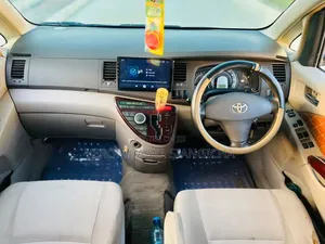 Toyota ISIS 2005