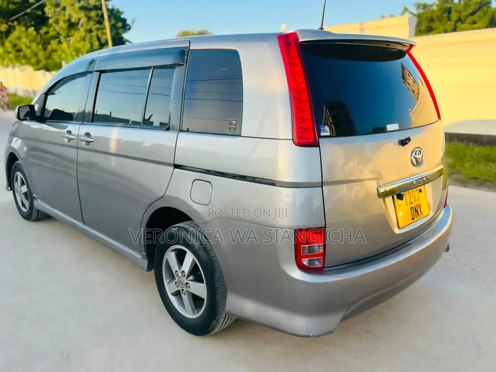 Toyota ISIS 2005
