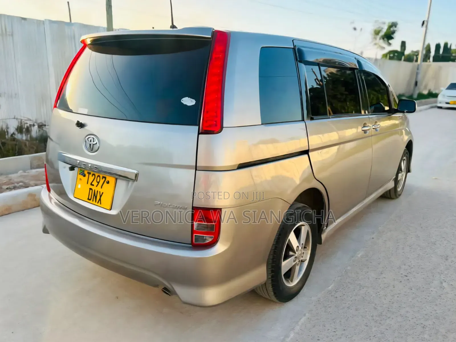 Toyota ISIS 2005