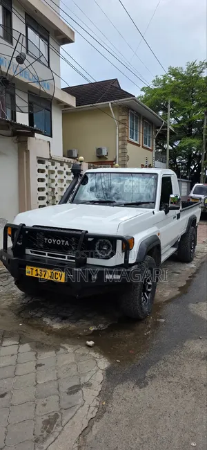 Toyota Land Cruiser 2017 White