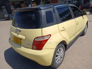 Toyota IST 2005 Yellow